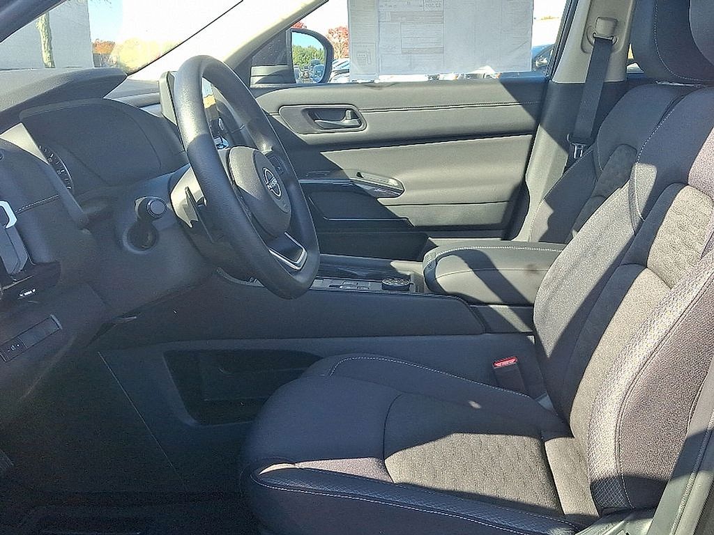 2025 Nissan Pathfinder S 8