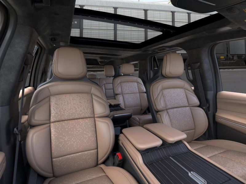Thumbnail: 2025 Lincoln Navigator L - 10