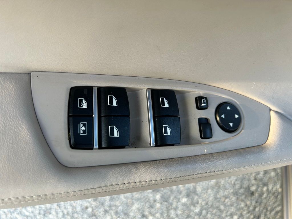 Thumbnail: 2011 BMW 7 Series - 17
