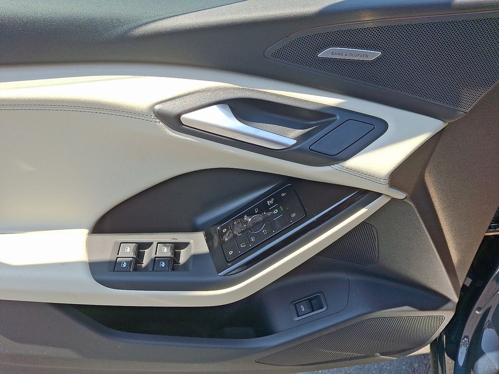 2025 Audi e-tron Premium 9