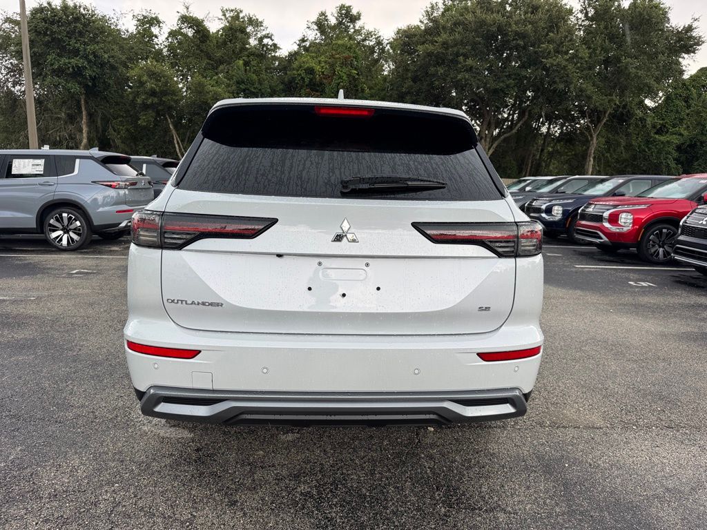 2025 Mitsubishi Outlander SE photo 2