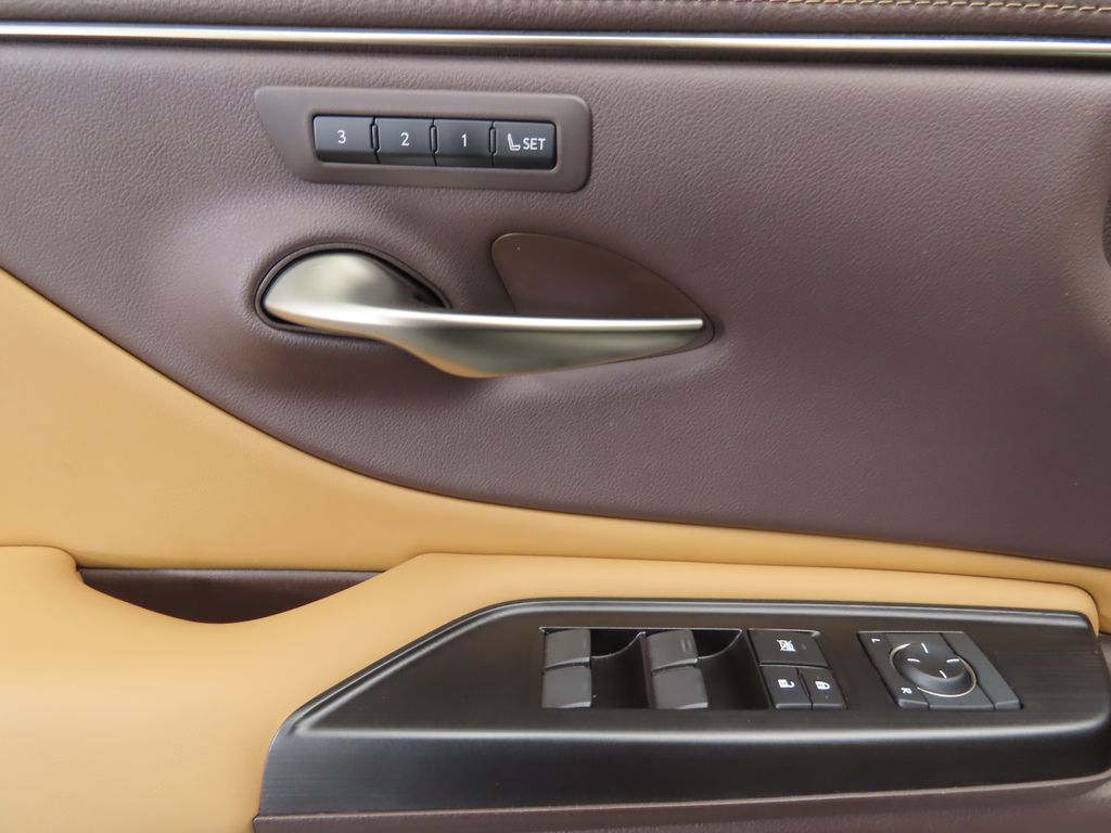 Thumbnail: 2019 Lexus ES - 22