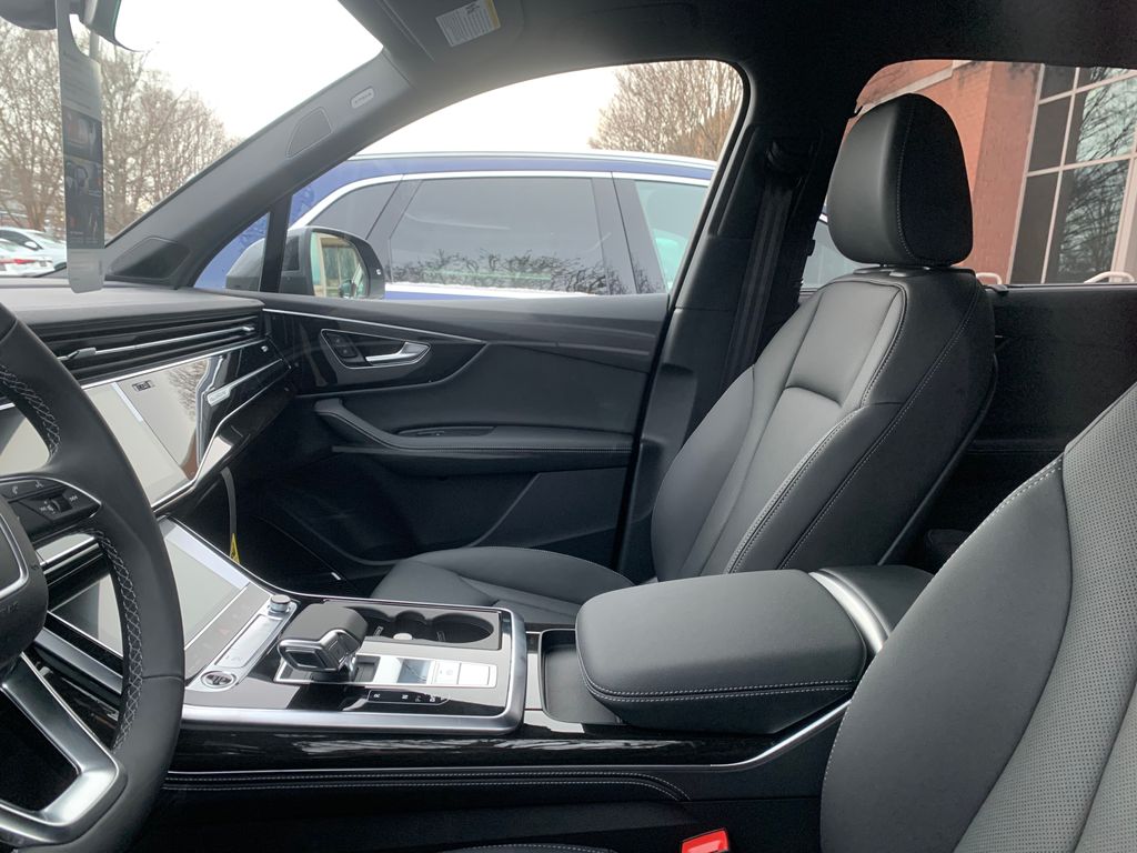 Thumbnail: 2026 Audi Q7 - 4