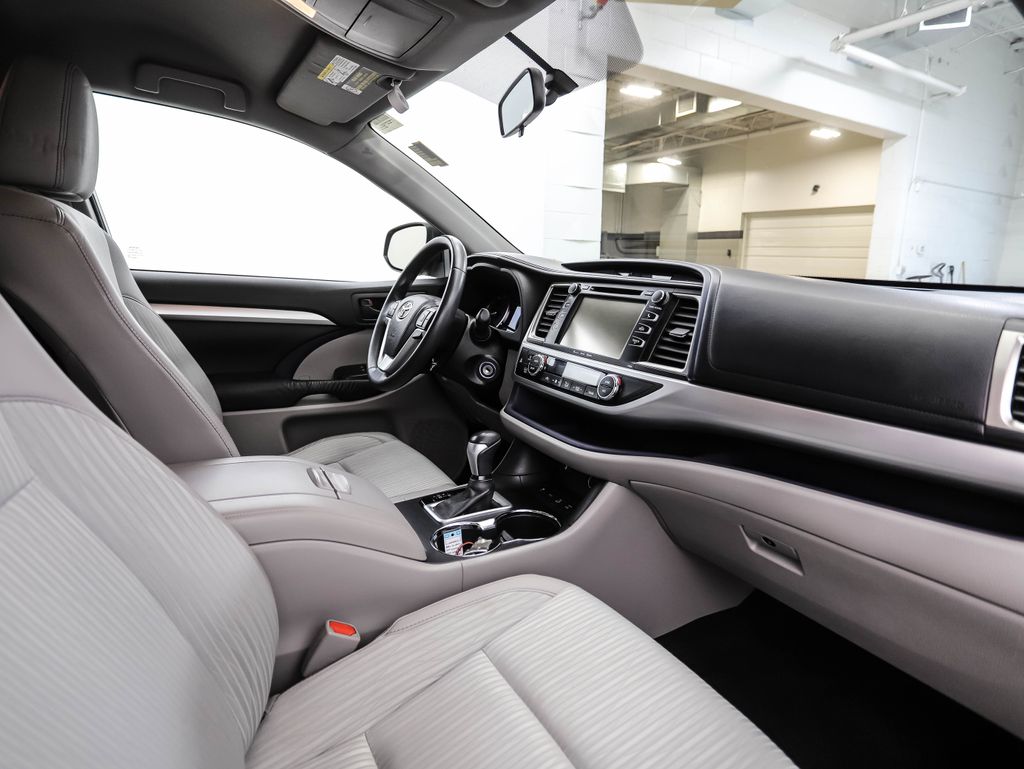 Thumbnail: 2016 Toyota Highlander - 31
