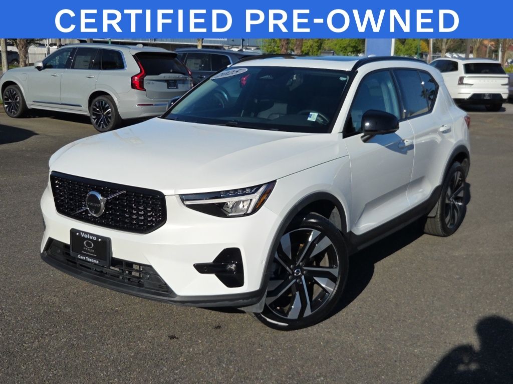 Crystal White Pearl 2025 Volvo XC40 B5 Plus Dark Theme AWD SUV / Crossover All-Wheel Drive Automatic