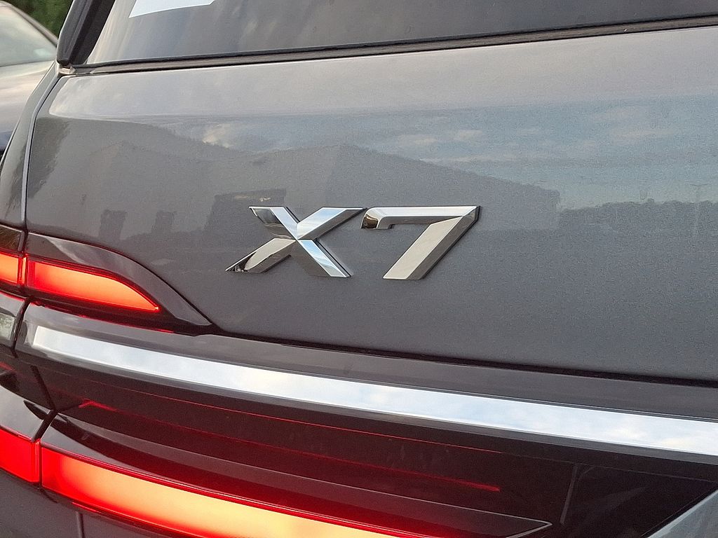 Thumbnail: 2026 BMW X7 - 11