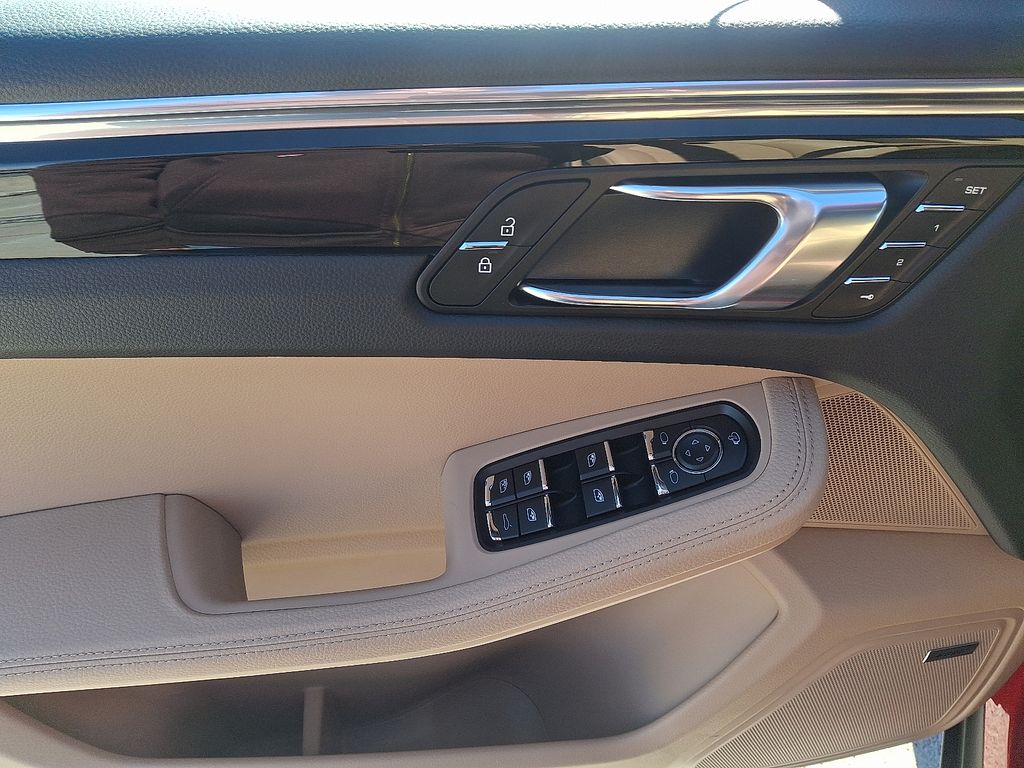 Thumbnail: 2025 Porsche Macan - 16