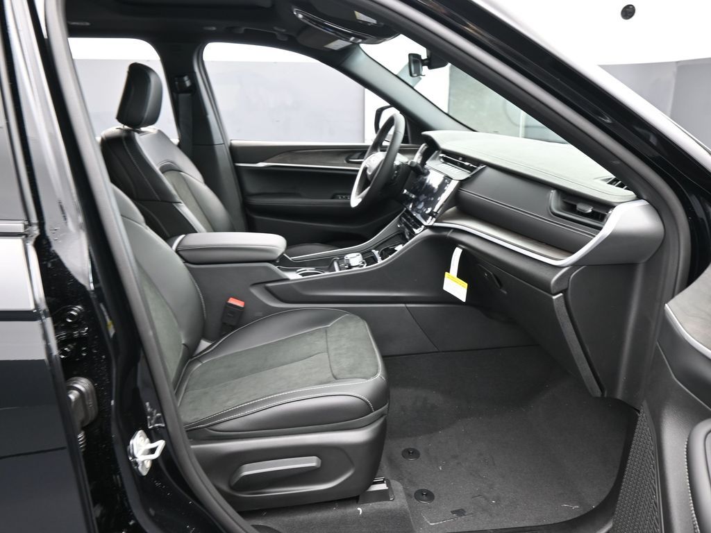 New 2026 Diamond Black Crystal Pearlcoat Jeep Laredo image 36