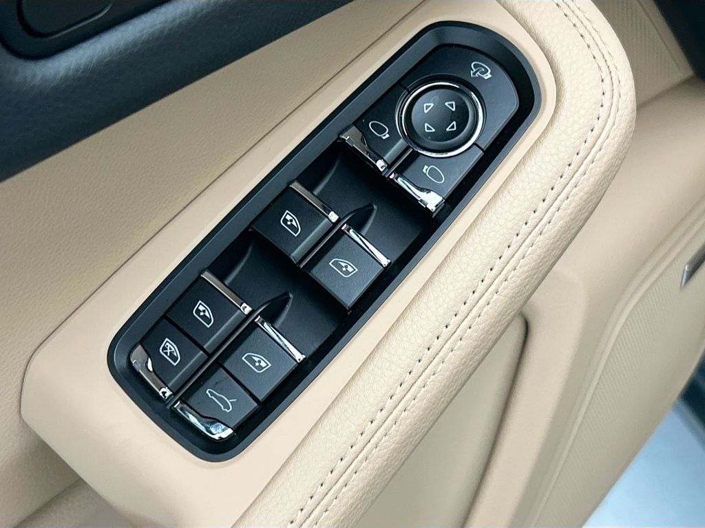 Thumbnail: 2026 Porsche Macan - 23