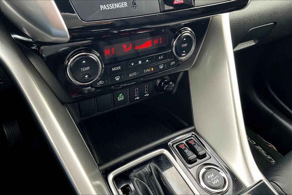 Used 2020 Black Mitsubishi SE image 32