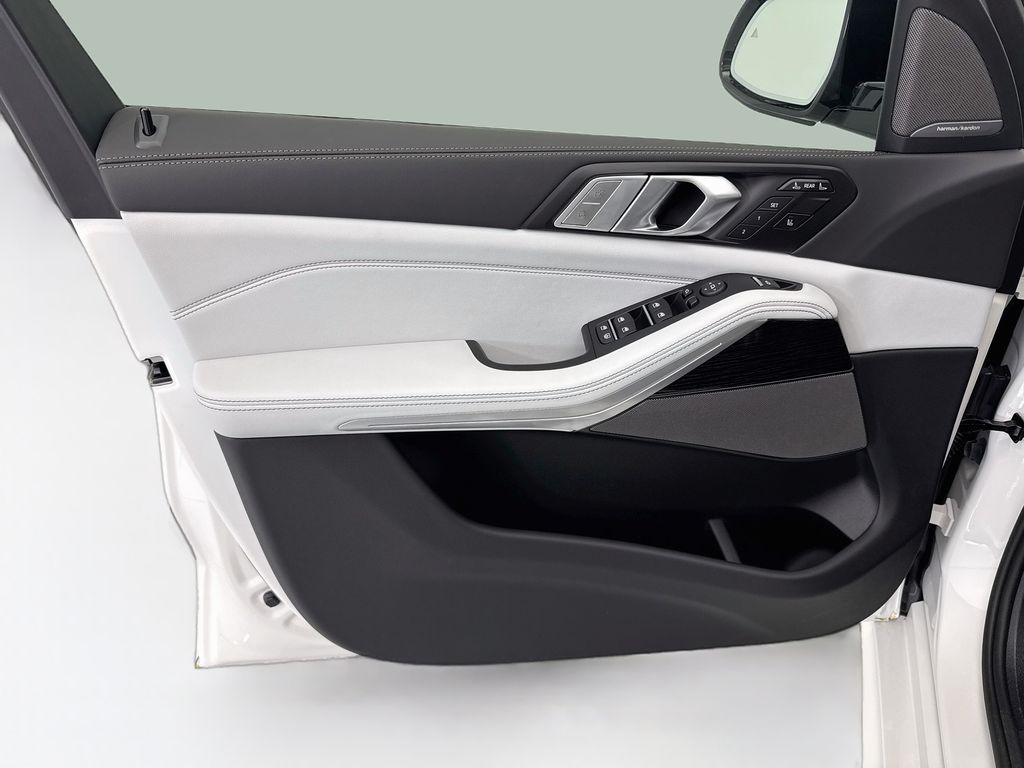 Thumbnail: 2027 BMW X7 - 24