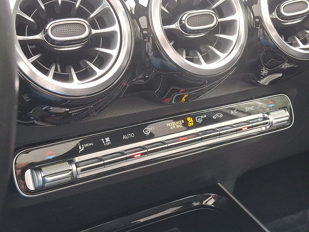 Thumbnail: 2022 Mercedes-Benz GLB - 16