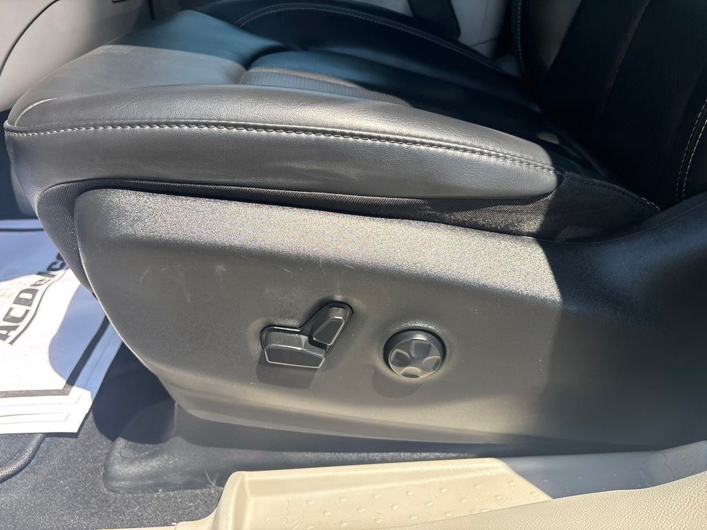 Used 2023 Chrysler Pacifica Van