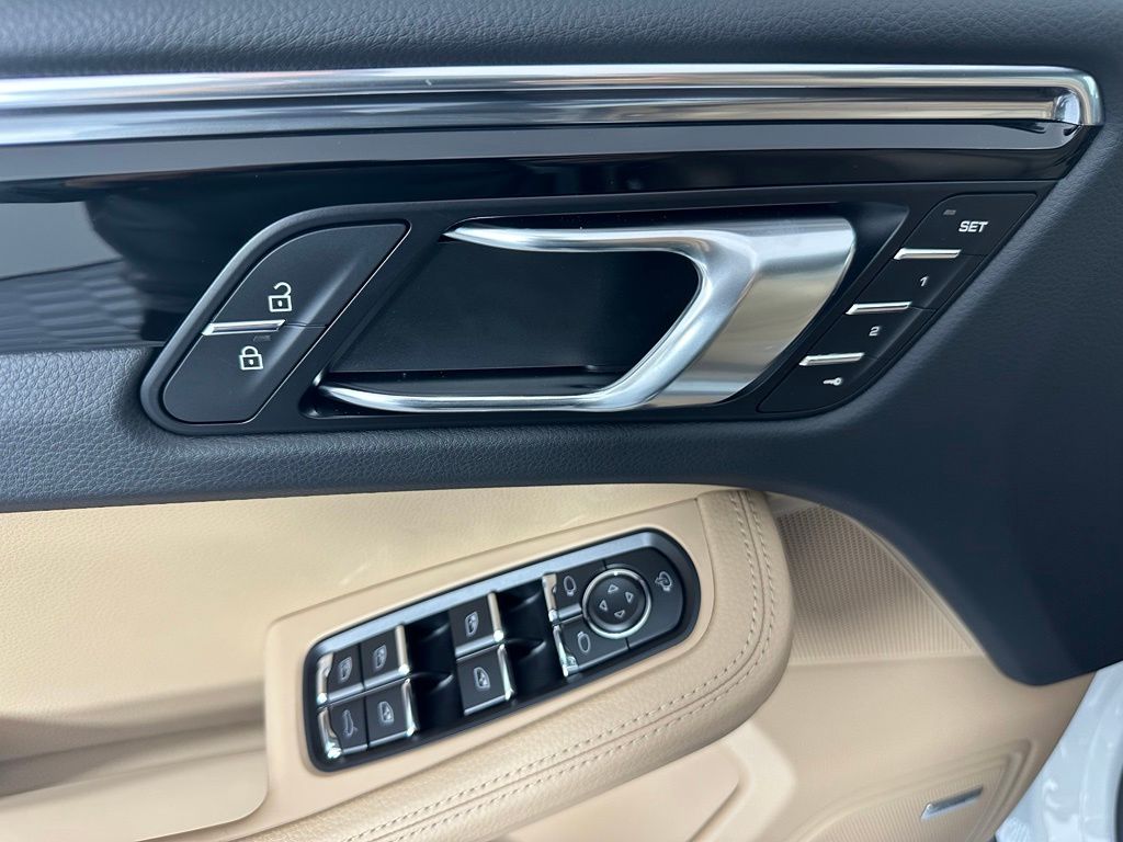 Thumbnail: 2026 Porsche Macan - 17