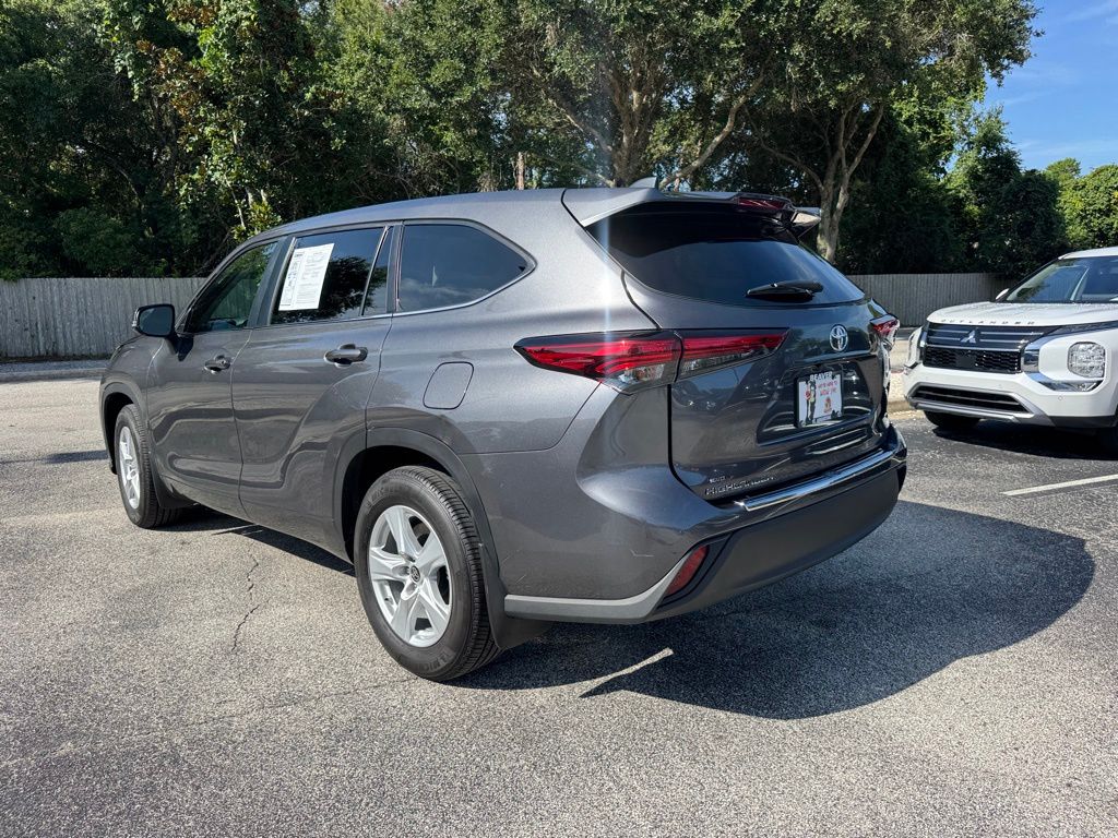2023 Toyota Highlander L photo 3