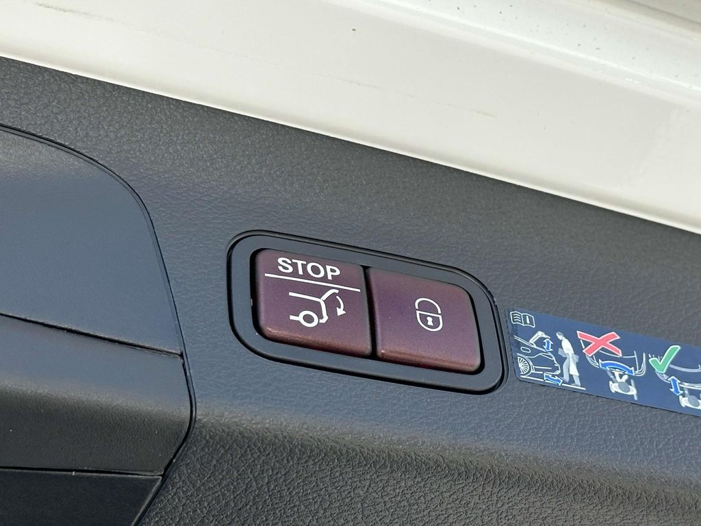 2025 Mercedes-Benz GLS 450 4MATIC 23