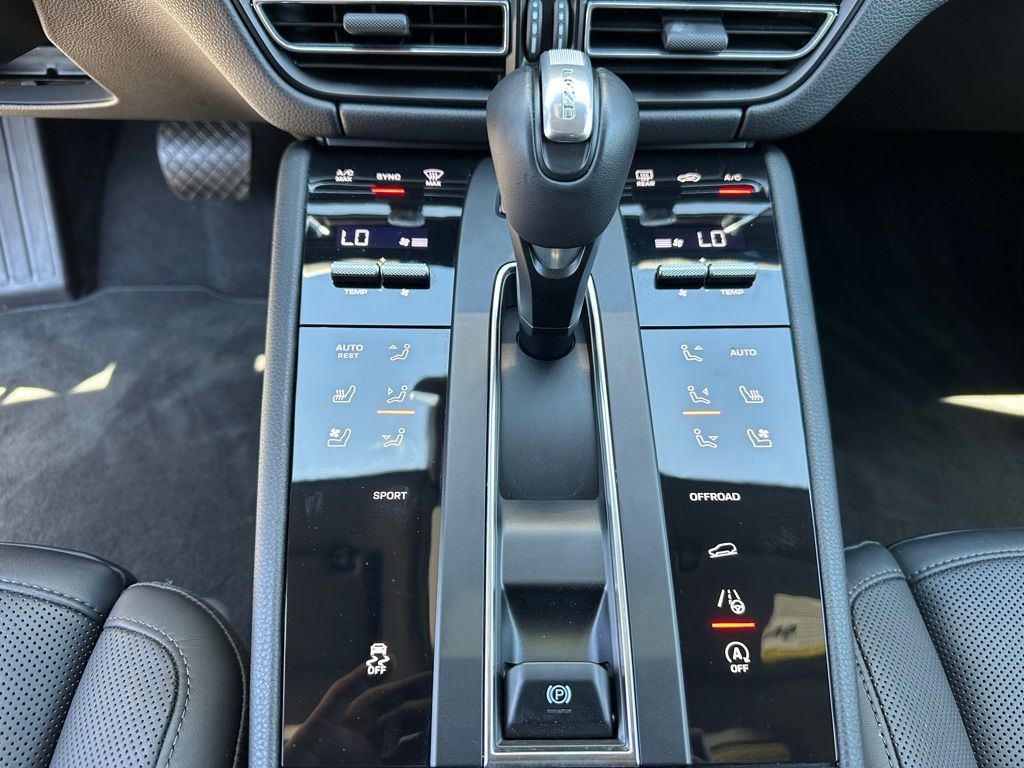 2024 Porsche Macan  24