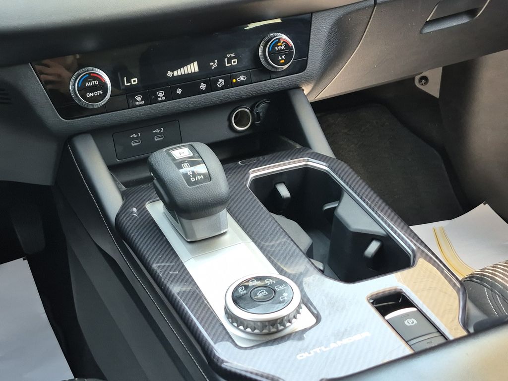 2025 Mitsubishi Outlander ES White at North Houston Mitsubishi