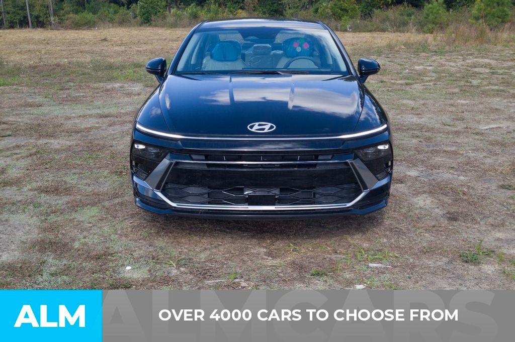 Used 2025 Black Hyundai SEL image 2
