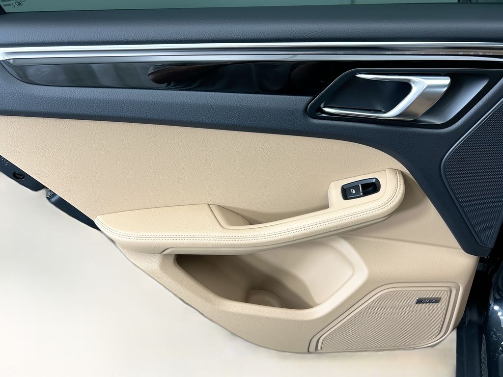 Thumbnail: 2026 Porsche Macan - 27