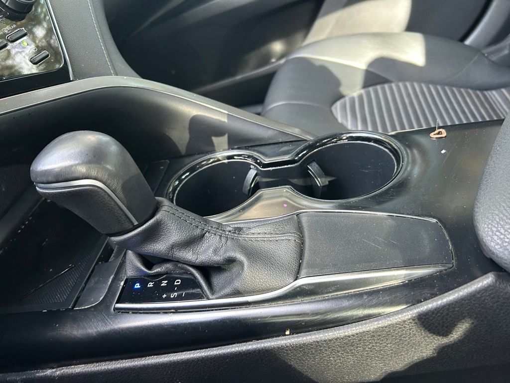 2020 Toyota Camry SE 21
