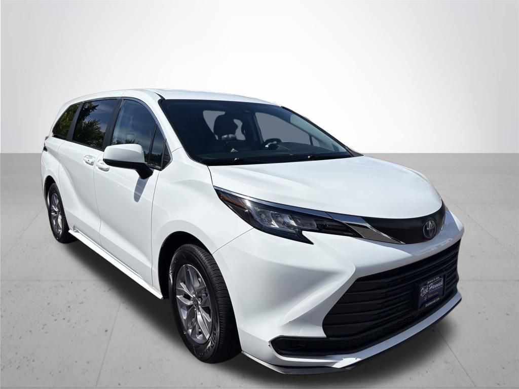 2023 Toyota Sienna LE