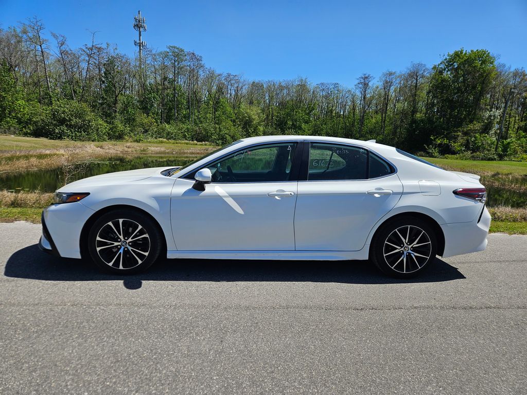 2022 Toyota Camry SE 2