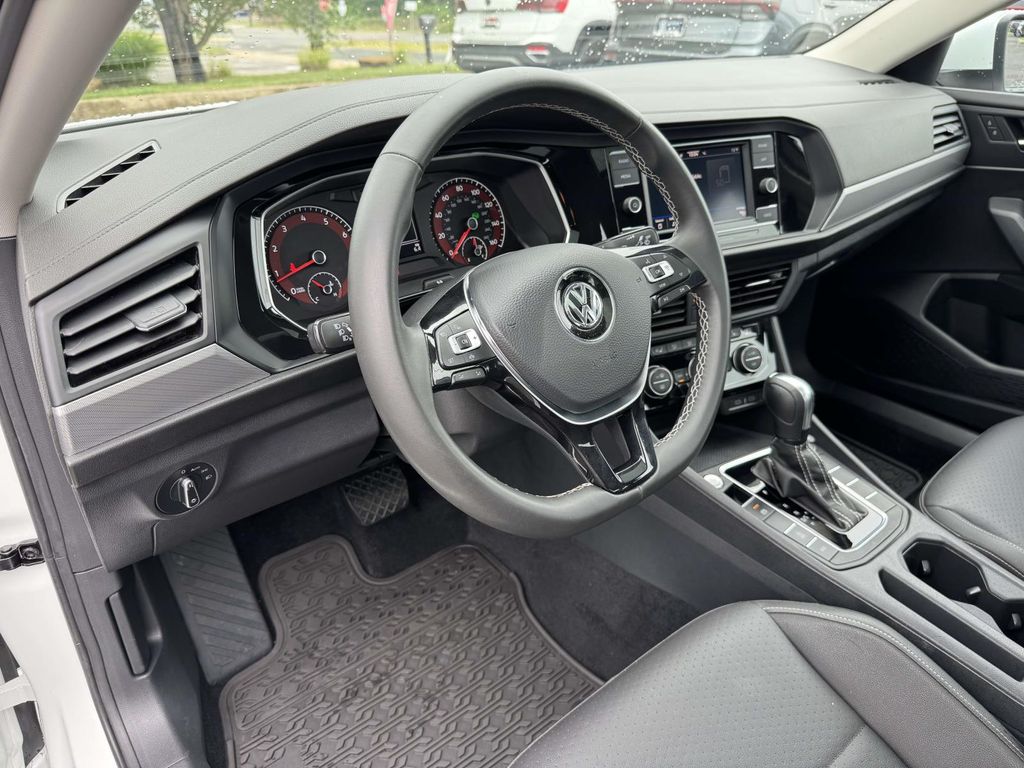 Certified Used 2021 White Volkswagen 1.4T SE image 2