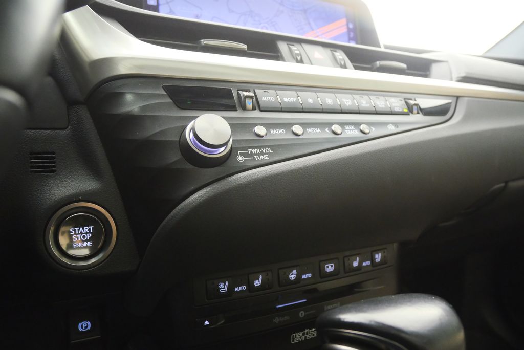 Thumbnail: 2021 Lexus ES - 25