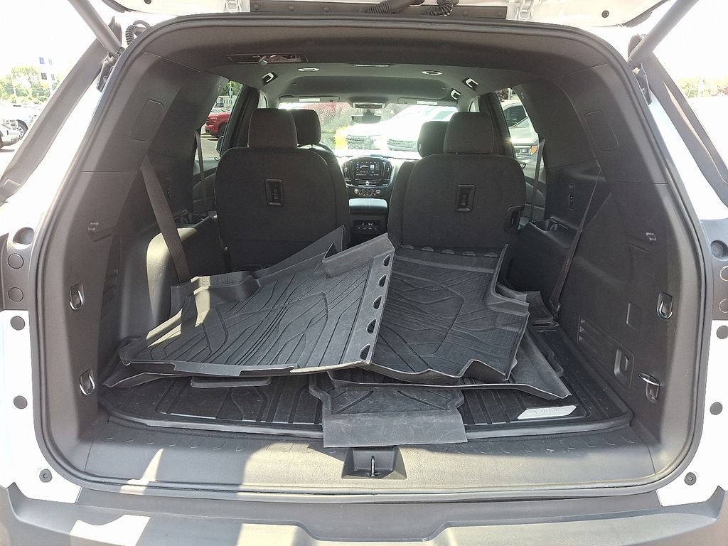 2023 Chevrolet Traverse LT 30