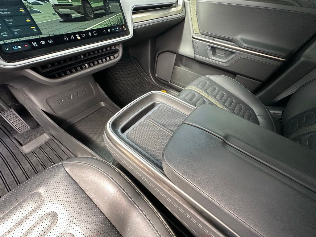 Thumbnail: 2025 Rivian R1S - 23