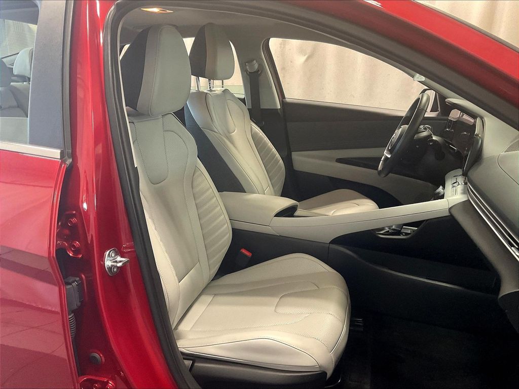 2025 Hyundai Elantra — photo 11