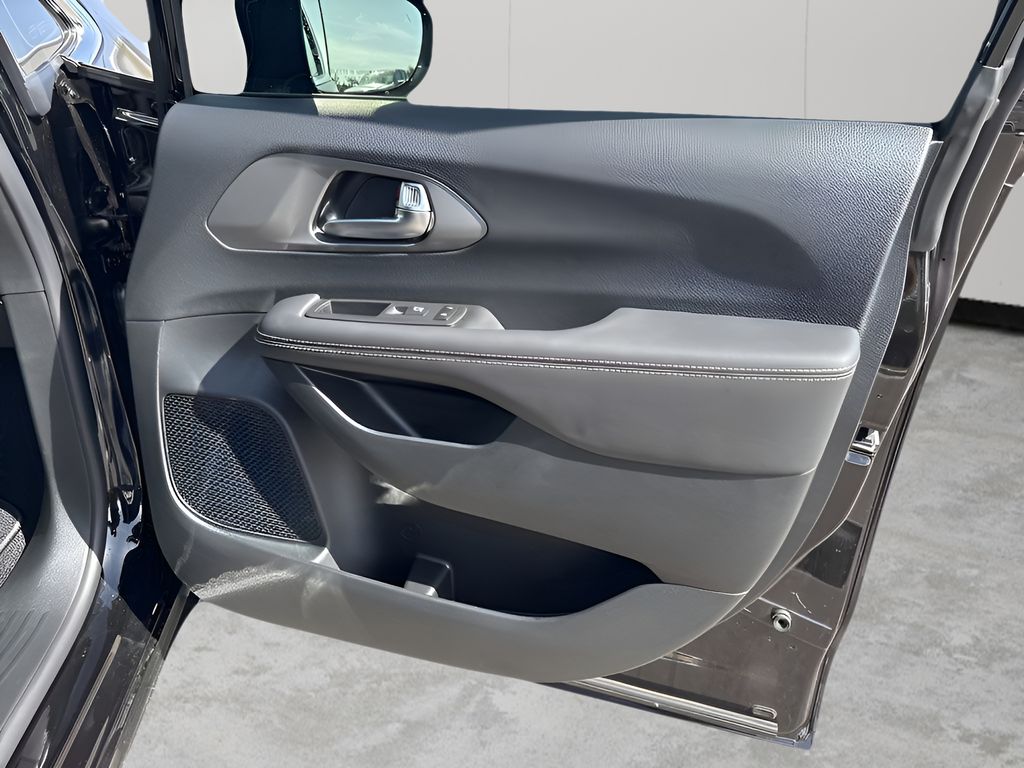 2025 Chrysler Pacifica Select - Photo 13