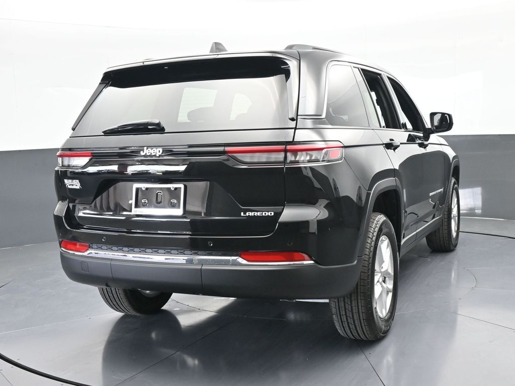 New 2026 Diamond Black Crystal Pearlcoat Jeep Laredo X image 5