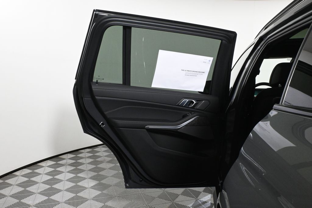 Thumbnail: 2026 BMW X7 - 32