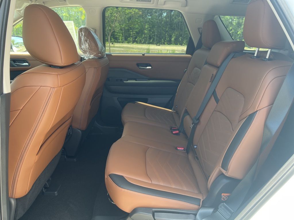 2025 Everest White Pearl Tricoat Nissan Pathfinder Platinum 4X4 SUV