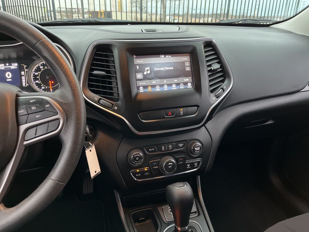 Thumbnail: 2021 Jeep Cherokee - 17