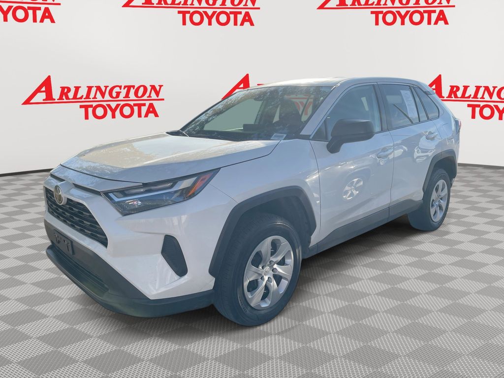 2025 Toyota RAV4 LE's photo