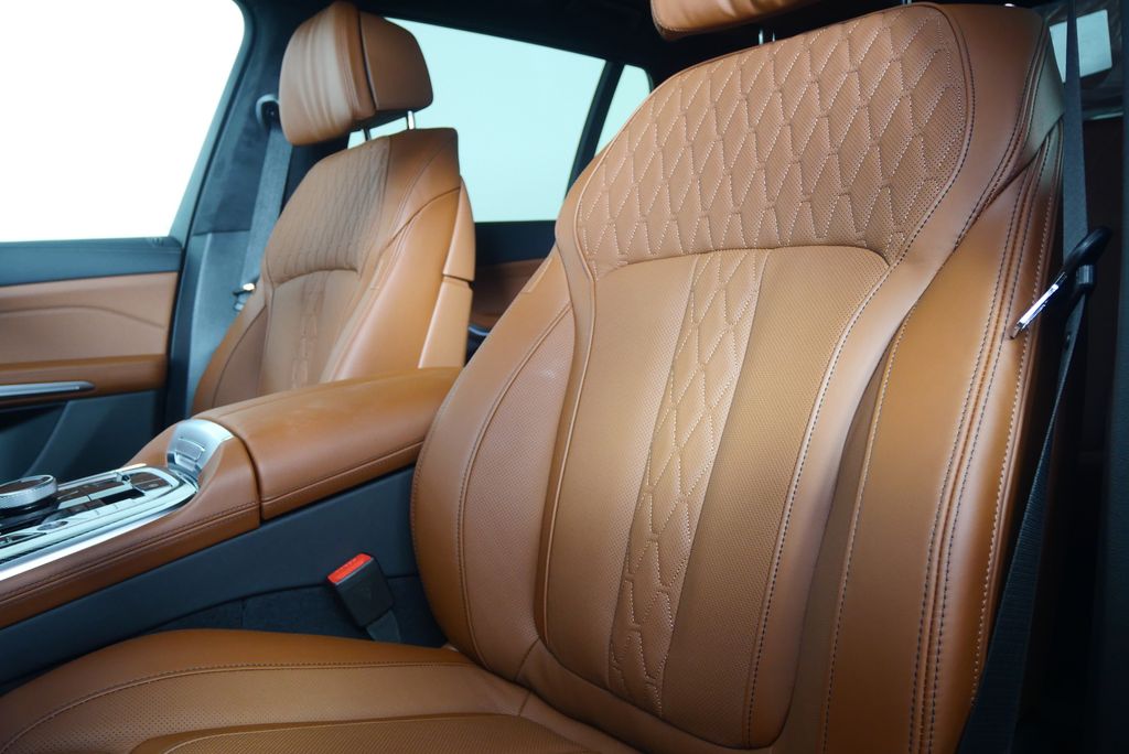 Thumbnail: 2026 BMW X7 - 12