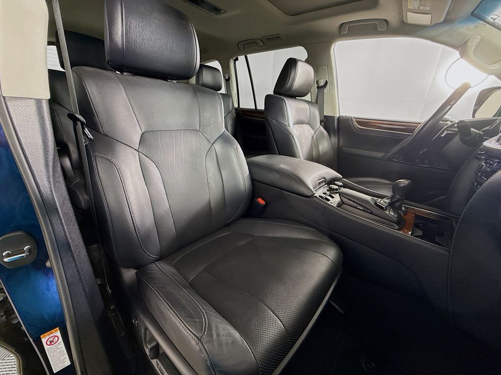 2019 Lexus LX 570 28