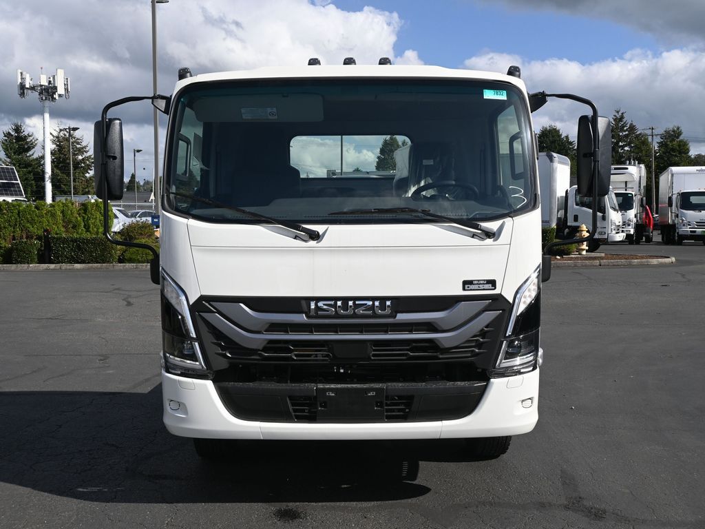2025 Isuzu NPR XD 