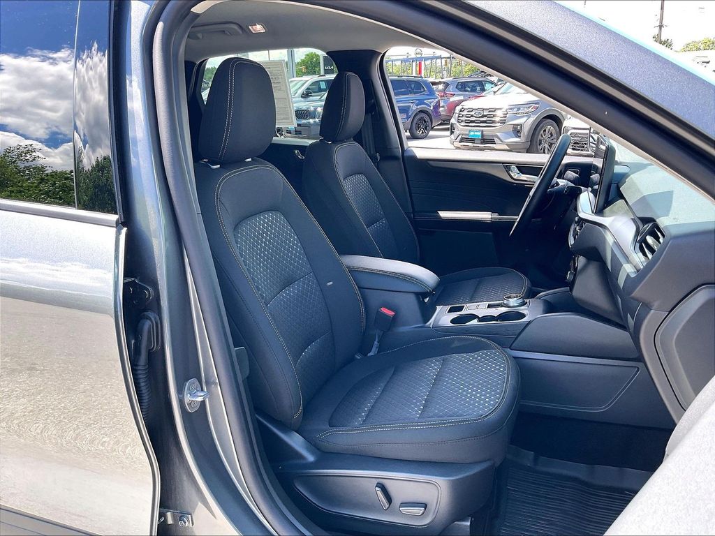 2025 Ford Escape — photo 10
