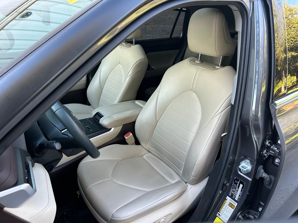 Thumbnail: 2022 Toyota Highlander - 15