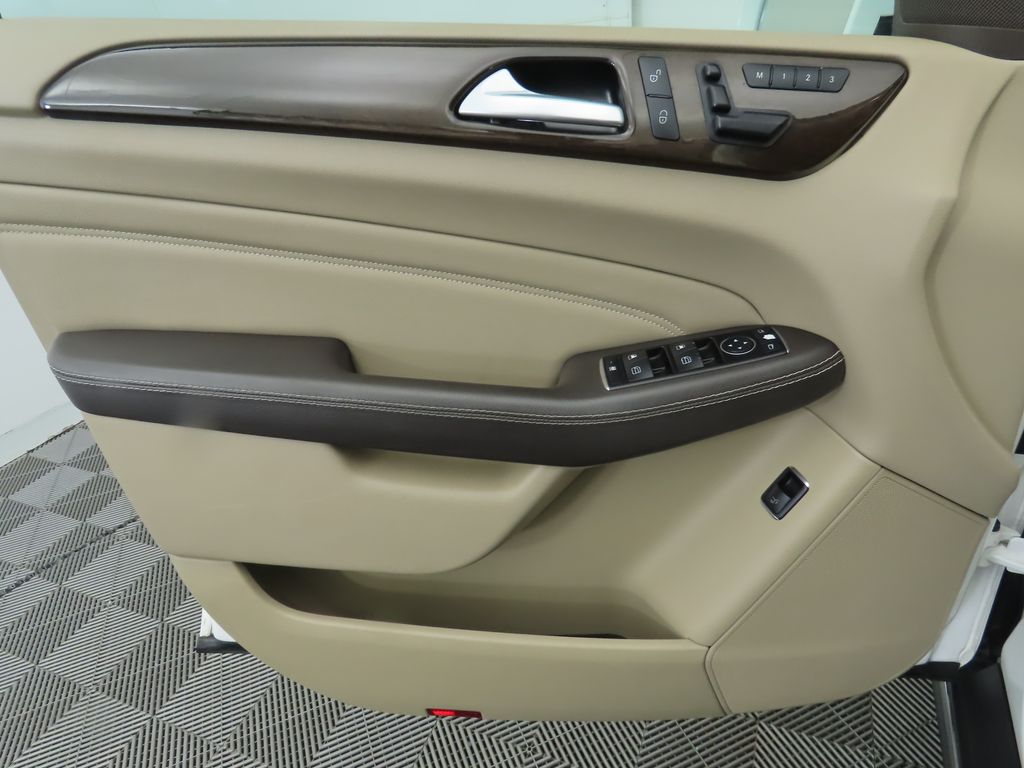 Thumbnail: 2015 Mercedes-Benz M-Class - 25
