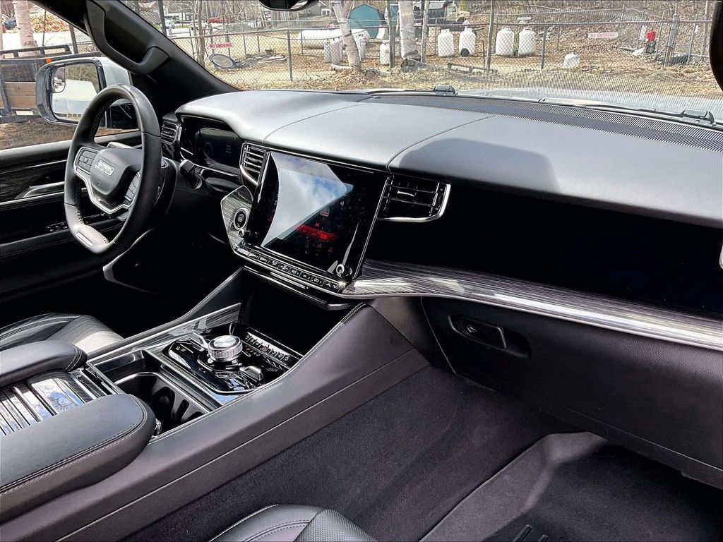 2022 Jeep Wagoneer — photo 14