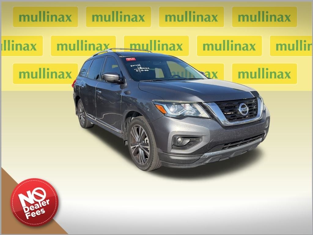 2018 Nissan Pathfinder Platinum's photo