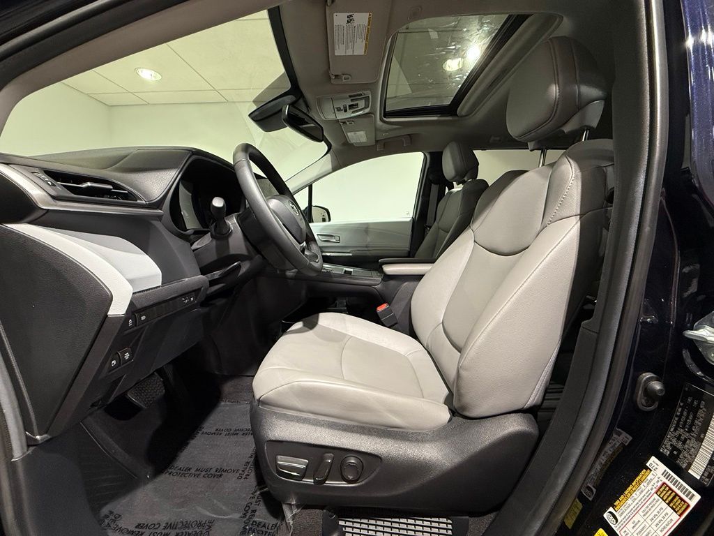 Thumbnail: 2025 Toyota Sienna - 13