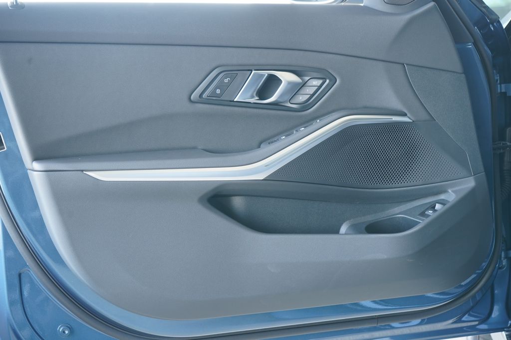 Thumbnail: 2026 BMW 3 Series - 10