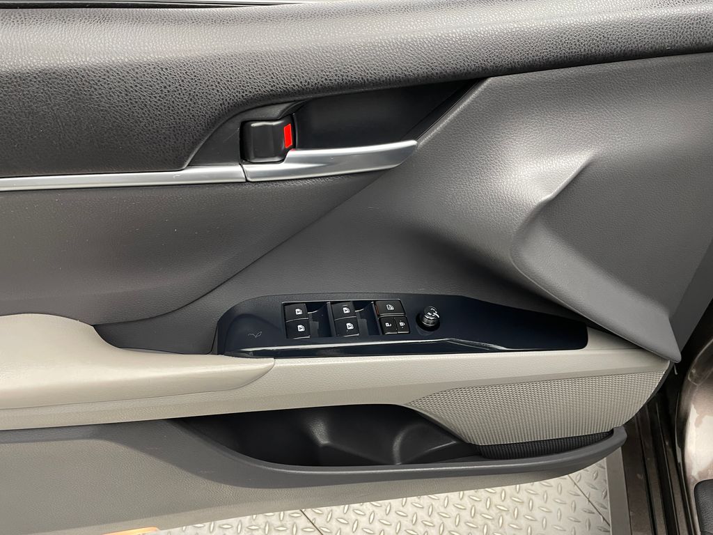 Thumbnail: 2018 Toyota Camry - 9