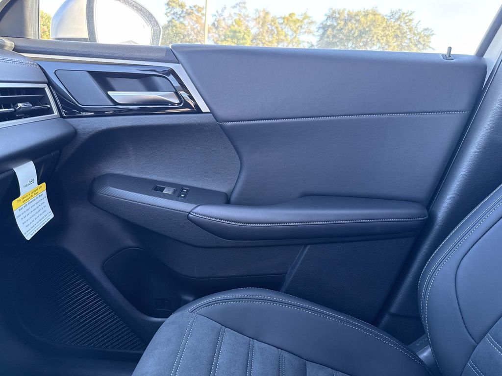 2025 Mitsubishi Outlander Plug-in Hybrid SE - Photo 25